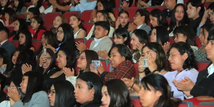 La tarea del Contador Público se refleja en la buena conducción de las organizaciones de la función pública: Rector de la UATx