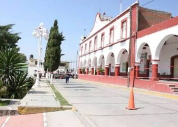 Tras disparar a su vehículo despojan a familia de su unidad en Atltzayanca.