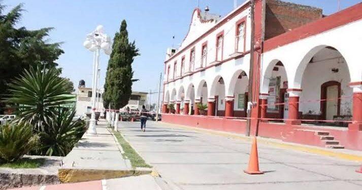 Tras disparar a su vehículo despojan a familia de su unidad en Atltzayanca.