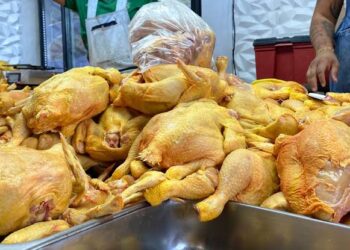 Disminuye venta de pollo hasta en un 50% tras aumento, denuncian comerciantes.