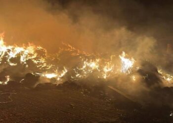 Se incendia “deshuesadero” en Huamantla; solo se registran daños materiales.