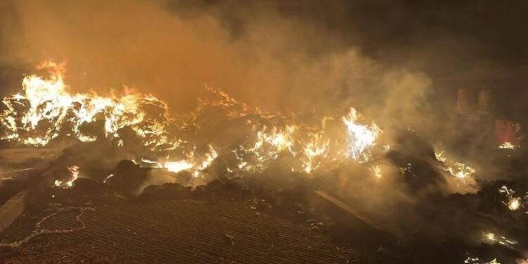 Se incendia “deshuesadero” en Huamantla; solo se registran daños materiales.