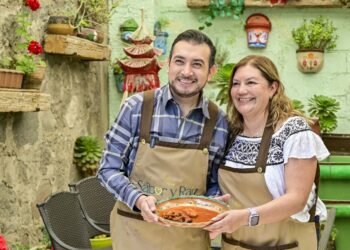 CON EL MOLE DE TARALATA, LUCY RAMÍREZ COMPARTE SU HERENCIA CULINARIA EN LA SERIE “SABOR Y RAÍZ”