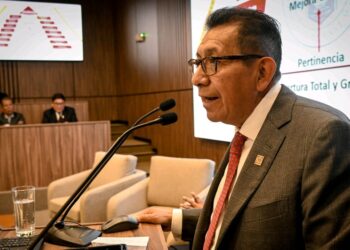 Presenta Rector modelo educativo de la UATx en la UCSM de Arequipa, Perú