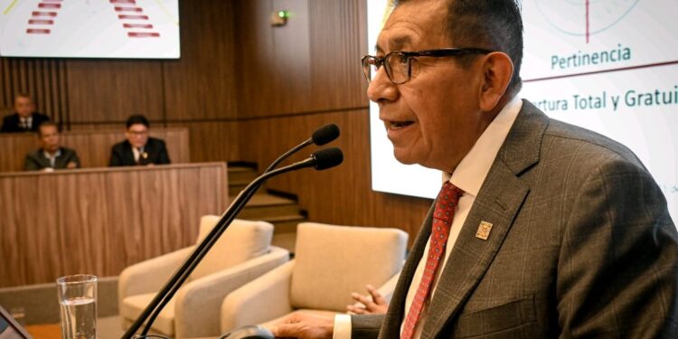 Presenta Rector modelo educativo de la UATx en la UCSM de Arequipa, Perú