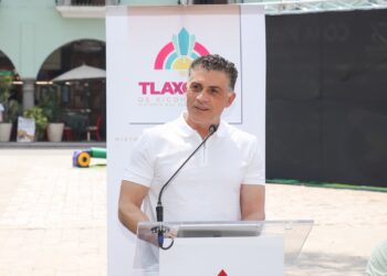 Reconoce asociación “Jardín del Arte” al presidente Alfonso Sánchez por devolverles espacio en Plaza de la Constitución