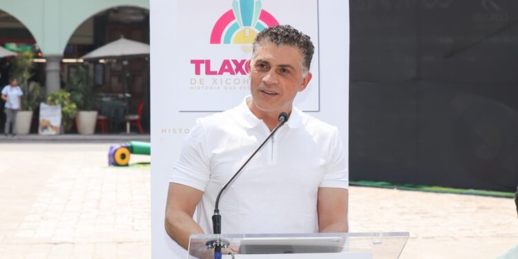 Reconoce asociación “Jardín del Arte” al presidente Alfonso Sánchez por devolverles espacio en Plaza de la Constitución