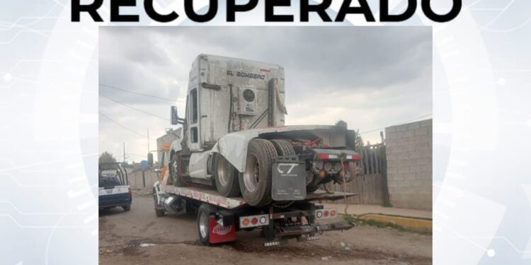 POLICÍA MUNICIPAL DE HUAMANTLA LOCALIZA TRACTOCAMIÓN CON HUELLAS DE DESVALIJAMIENTO EN LÁZARO CÁRDENAS