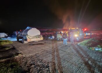 La noche de este jueves, elementos de Seguridad Pública, Protección Civil, de la Comisión de Agua Potable y Alcantarillado (CAPAMH) y de la Dirección de Obras del gobierno municipal de Huamantla, en coordinación con el Heroico Cuerpo de Bomberos, se unieron para sofocar un fuerte incendio registrado en un predio ubicado a la altura del puente a la comunidad de Xicohténcatl, sobre la carretera México-Veracruz.