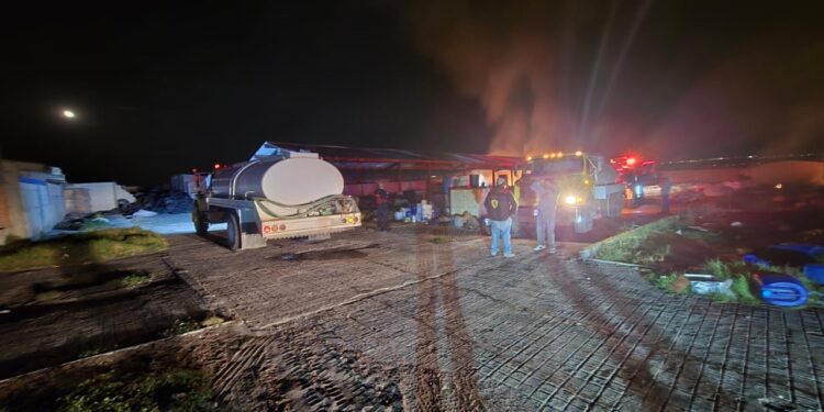 La noche de este jueves, elementos de Seguridad Pública, Protección Civil, de la Comisión de Agua Potable y Alcantarillado (CAPAMH) y de la Dirección de Obras del gobierno municipal de Huamantla, en coordinación con el Heroico Cuerpo de Bomberos, se unieron para sofocar un fuerte incendio registrado en un predio ubicado a la altura del puente a la comunidad de Xicohténcatl, sobre la carretera México-Veracruz.