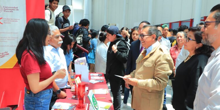 Organiza UATx “Quinta feria profesiográfica”