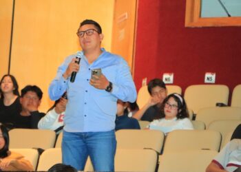 Especialista de la UATx dialoga con estudiantes de secundaria sobre factores de riesgo que desestabilizan a las familias