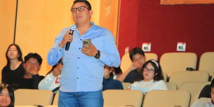 Especialista de la UATx dialoga con estudiantes de secundaria sobre factores de riesgo que desestabilizan a las familias