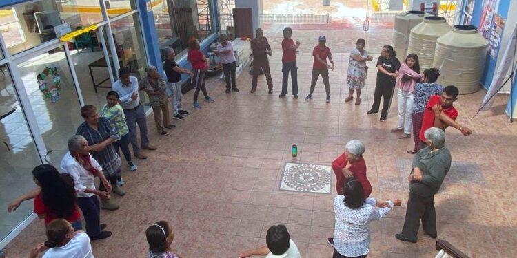 Estudiantes de Gerontología Social UATx refuerzan práctica  y conocimientos con personas mayores de Cuaxomulco