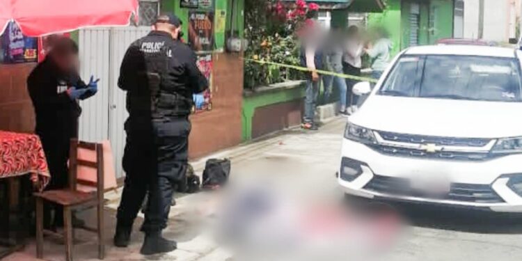 ATIENDEN POLICÍA MUNICIPAL Y PROTECCIÓN CIVIL A HOMBRE QUE CAYÓ AL COLOCAR UN ANUNCIO