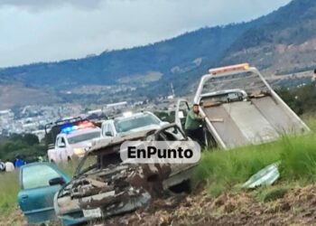 Jovenes salvan la vida tras volcar la unidad en la que viajaban en Terrenate.