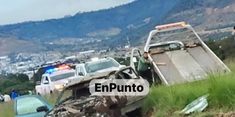 Jovenes salvan la vida tras volcar la unidad en la que viajaban en Terrenate.