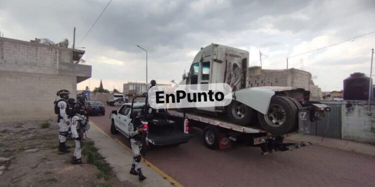 GN y SSC recupera tractocamión robado, en Huamantla.