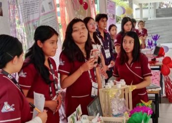 Estudiantes de Química Clínica UATx presentan productos del área de la salud en Feria del Emprendimiento en Xalapa