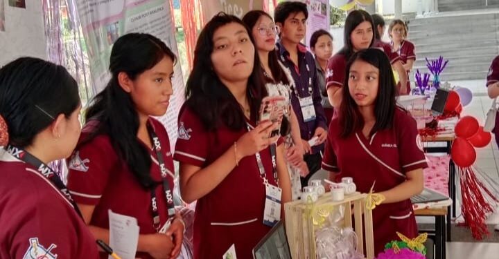 Estudiantes de Química Clínica UATx presentan productos del área de la salud en Feria del Emprendimiento en Xalapa