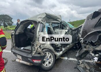 Tres muertos y un lesionado en choque de tractocamión vs camioneta en Atltzayanca.