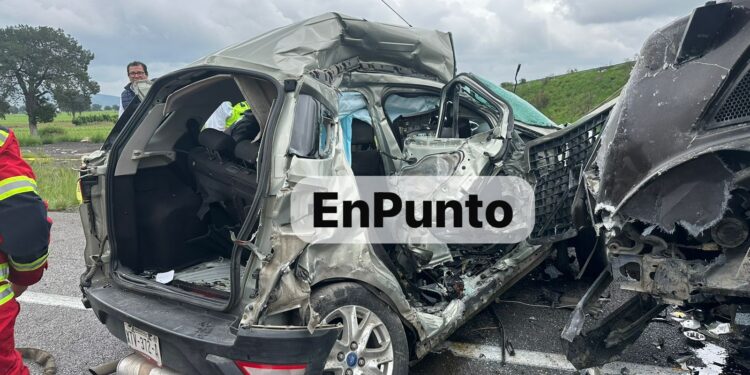 Tres muertos y un lesionado en choque de tractocamión vs camioneta en Atltzayanca.