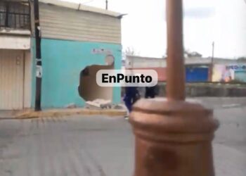 Unidad derriba barda de vivienda en Huamantla.