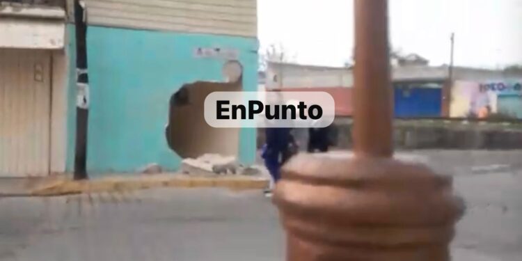 Unidad derriba barda de vivienda en Huamantla.