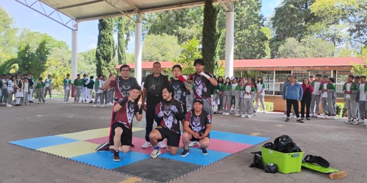 Acerca el equipo Coyotes Team actividades deportivas a instituciones educativas. 