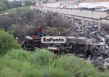 Vuelca pipa de en Libramiento Huamantla-Apizaco; conductor resulta herido