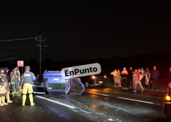 Sujetos ebrios lanzan botellas de cerveza y provocan volcadura Huamantla. 