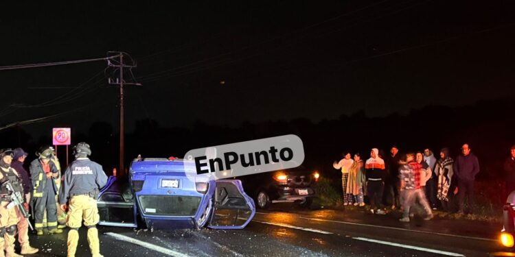Sujetos ebrios lanzan botellas de cerveza y provocan volcadura Huamantla. 