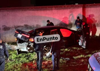 Conductor derriba barda de fraccionamiento privado tras volcadura de su vehículo en Huamantla.