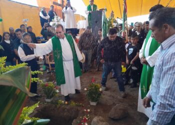 Colocan la primera piedra de la Casa Parroquial en San José Xicotenctal en Huamantla. 