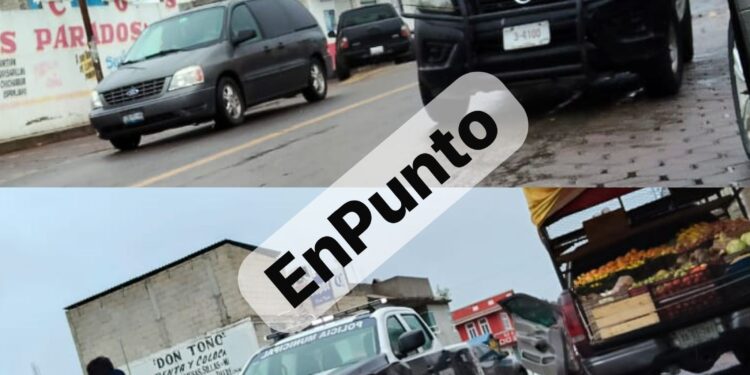 Conductor en estado de ebriedad choca contra camioneta de comerciantes en Terrenate.