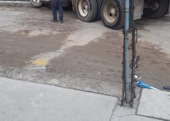 Camión de carga a punto de volcar en la México – Veracruz en Huamantla.