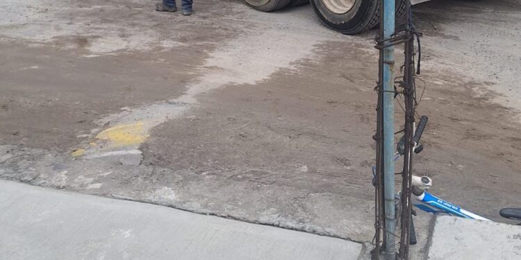 Camión de carga a punto de volcar en la México – Veracruz en Huamantla.