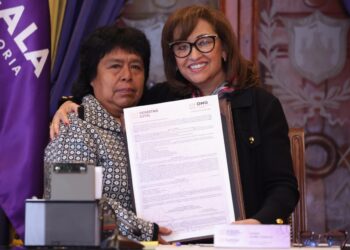 Encabeza gobernadora la quinta entrega de resoluciones de actas de nacimiento a adultos mayores