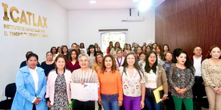 ICATLAX realiza curso-taller en liderazgo femenino para la transformación comunitaria