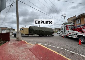 Camión con exceso de peso a punto de volcar en Huamantla.