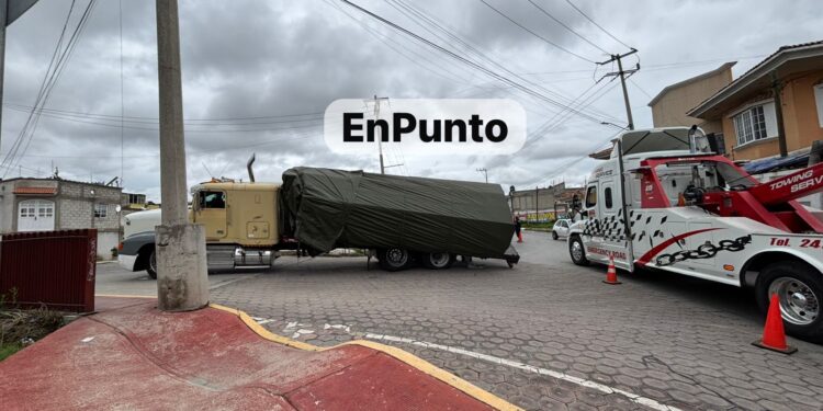 Camión con exceso de peso a punto de volcar en Huamantla.