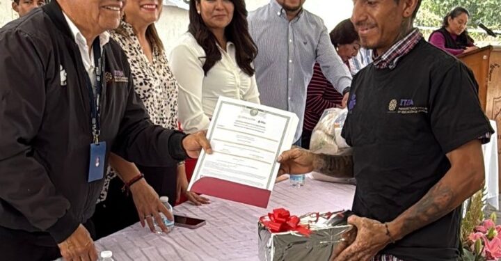 ITEA entrega certificados de educación básica en Zacatelco