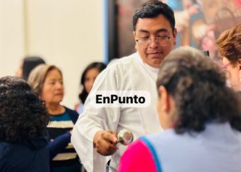 Realizan bendición de las manos de quienes bordaran el vestido de la Virgen de la Caridad en Huamantla.