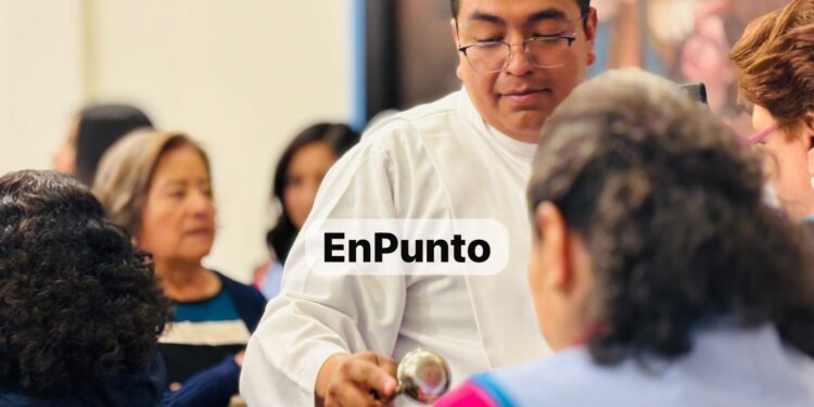 Realizan bendición de las manos de quienes bordaran el vestido de la Virgen de la Caridad en Huamantla.