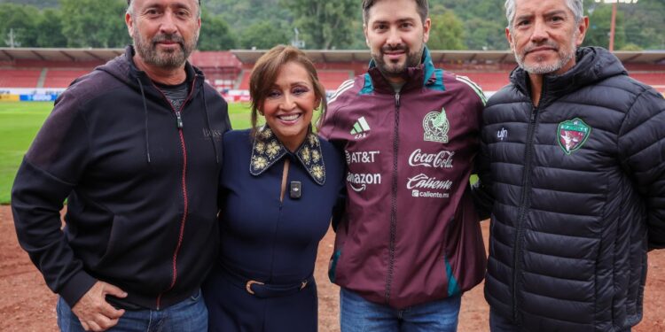 Convive gobernadora con selección nacional femenil que jugará este martes contra su similar de Uruguay