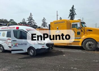 Trailero mu3r3 al interior de su unidad en Xaloztoc.