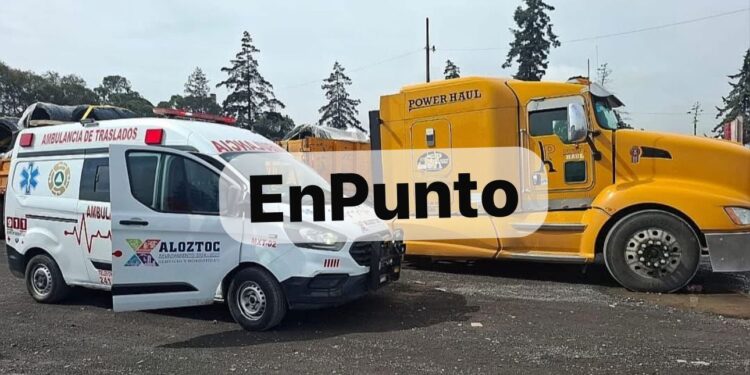 Trailero mu3r3 al interior de su unidad en Xaloztoc.