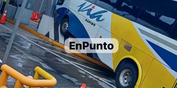 Autobús choca contra caseta en Cuapiaxtla, sin heridos graves.