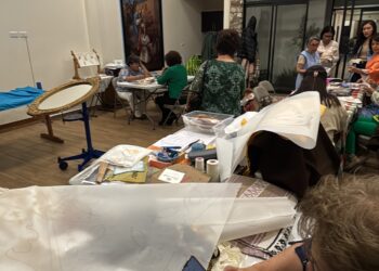 Inicia la confección del vestido de la Virgen de la Caridad.