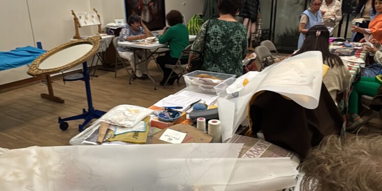 Inicia la confección del vestido de la Virgen de la Caridad.